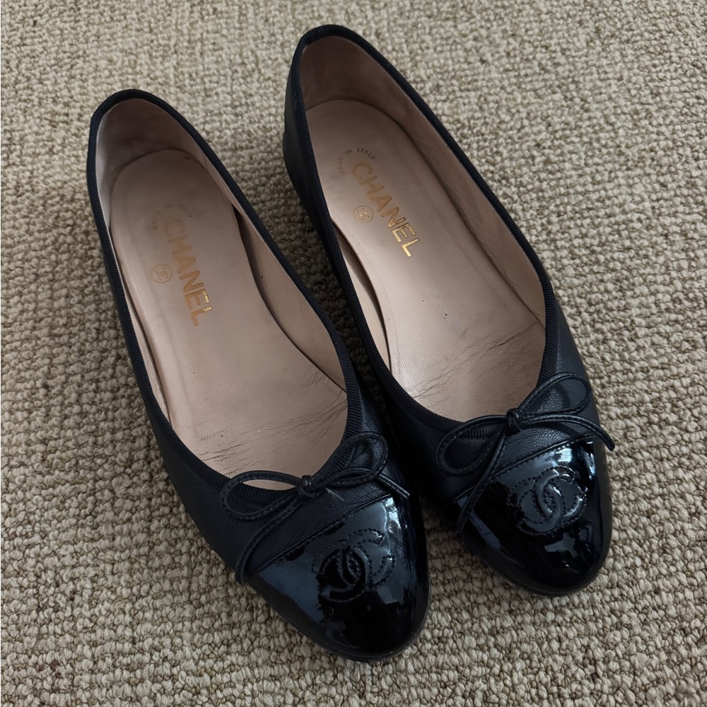CHANEL Glossy Black Flats with Bow
